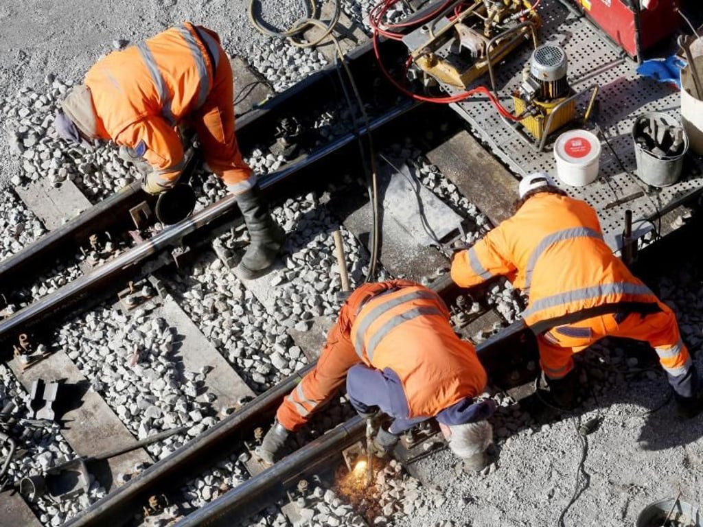 Ein Bautrupp der Bahn repariert auf der Strecke zwischen Essen und Duisburg das Gleisbett. Foto: Roland Weihrauch