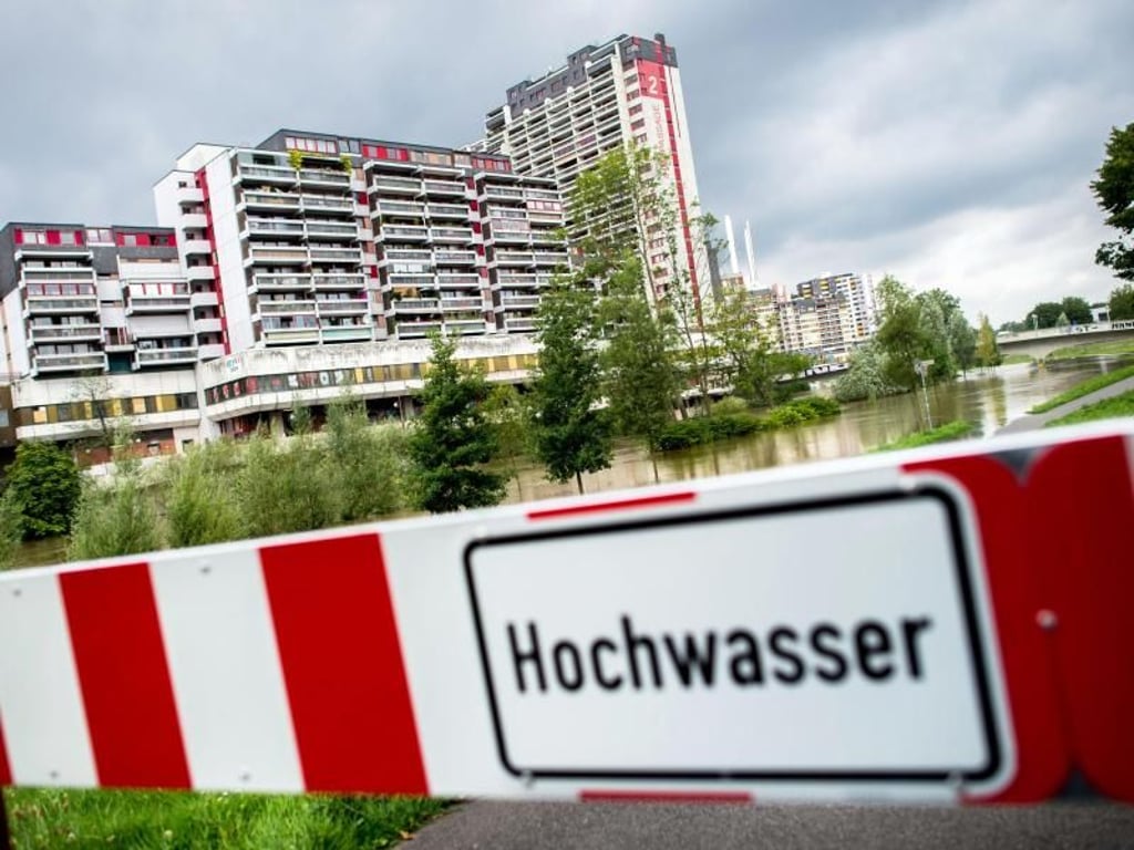 Hochwasser-Warnung vor dem Ihme-Zentrum in Hannover. In unmittelbarer Nähe ist der Fluss Ihme über die Ufer getreten. Foto: Hauke-Christian Dittrich