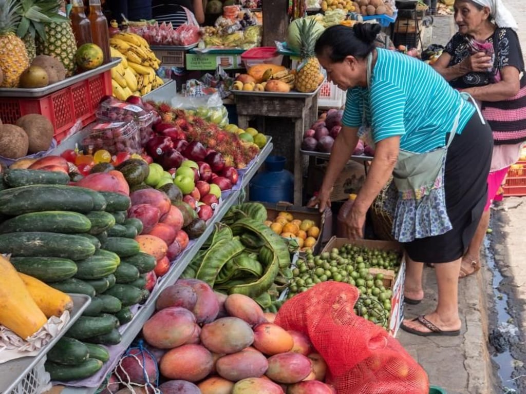 Der Markt in Ataco ist farbenfroh - nicht zuletzt wegen der Früchte. Foto: Andreas Drouve/dpa-tmn