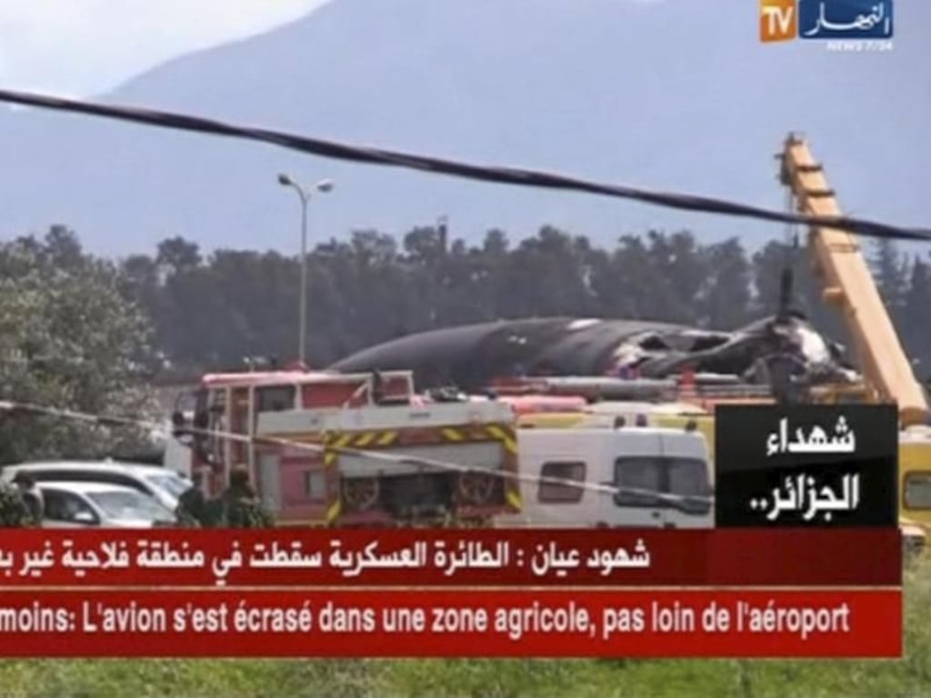 Das von ENNAHAR TV zur Verfügung gestellte Videostandbild zeigt Rettungskräfte im Einsatz auf dem Boufarik-Militärflughafen. Foto: ENNAHAR TV/AP
