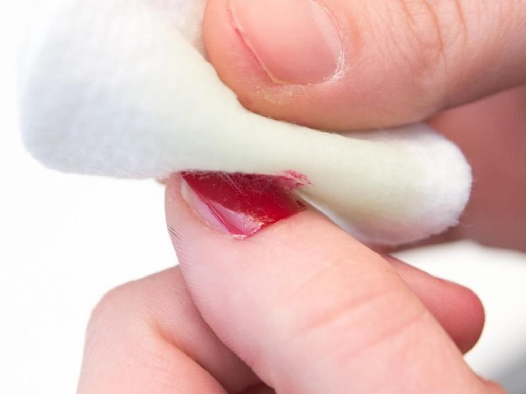 Nagellack kann Spuren hinterlassen, wenn man ihn entfernt. Dagegen hilft ein Unterlack. Foto: Andrea Warnecke/dpa-tmn