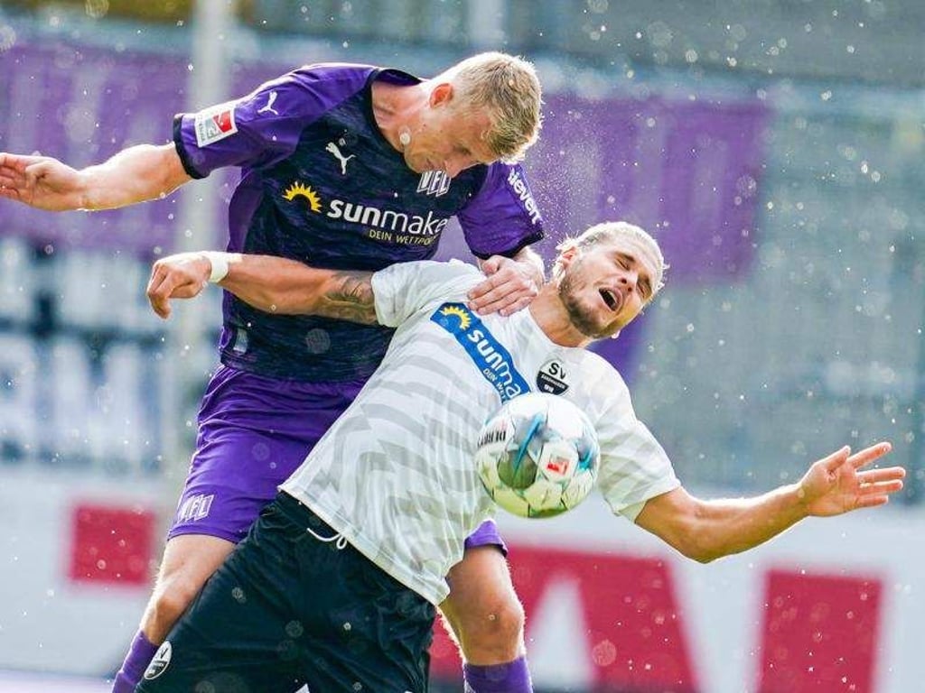 Osnabrücks Lukas Gugganig (l) ist im Luftduell mit Sandhausens Rurik Gislason obenauf. Foto: Uwe Anspach