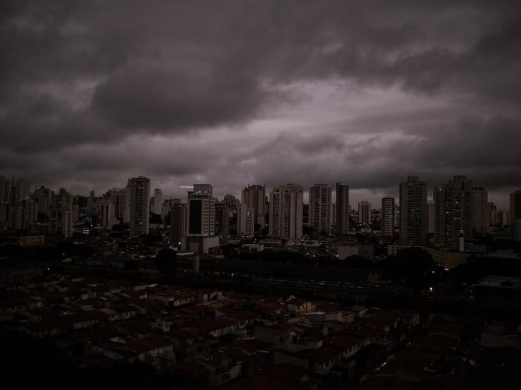 Die Waldbrände sind auch im 2000 Kilometer entfernten São Paulo in Form von schwarzem Regen zu spüren. Foto: Andre Lucas