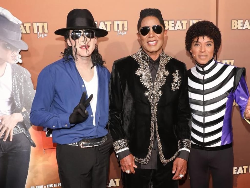 Jermaine Jackson (M) ist von der Show begeistert. Sein verstorbener Bruder Michael wird in «Beat it!» von Dantanio Goodman (l) und Koffi Missah verkörpert. Foto: Jörg Carstensen