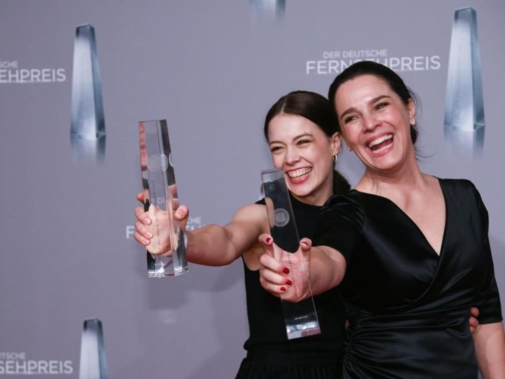 Paula Beer (l) und Desirée Nosbusch freuen über die Auszeichnung in der Kategorie «Beste Drama-Serie» für «Bad Banks». Foto: Henning Kaiser