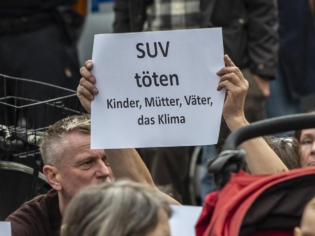 Trauer und Zorn: Ein Teilnehmer der Mahnwache in Berlin mit der Anklage «SUV töten Kinder, Mütter, Väter, das Klima». Foto: Paul Zinken