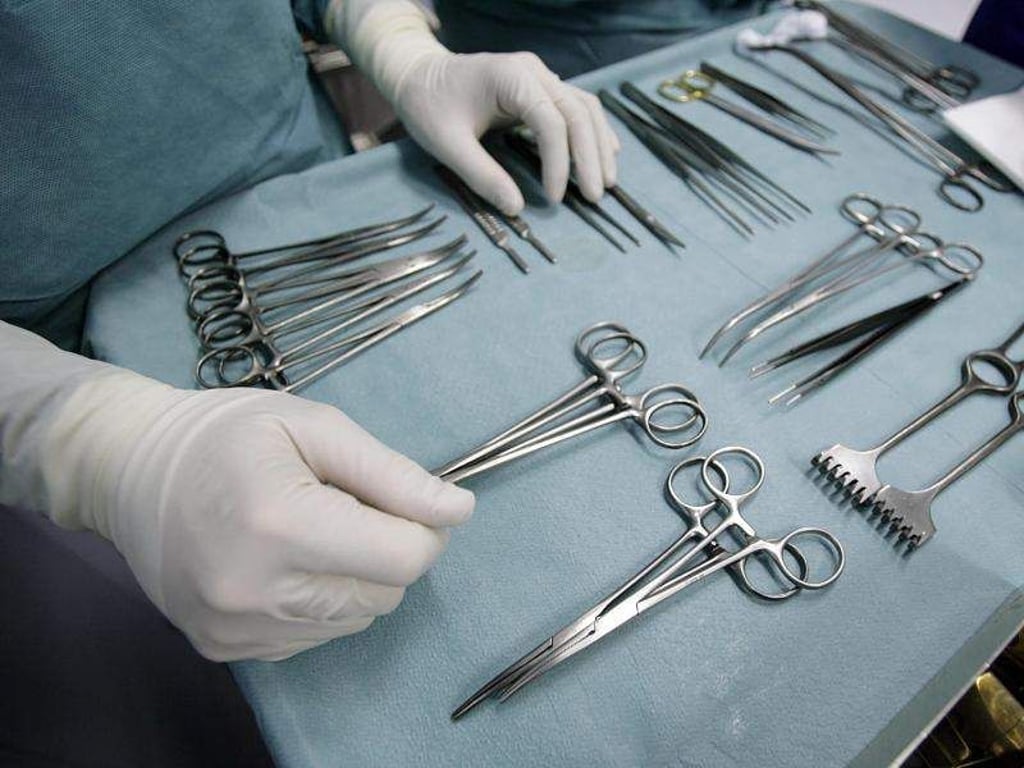Zu einem Behandlungsfehler kann es an verschiedenen Stellen kommen: nicht nur bei der Therapie oder Operation, sondern auch schon im Aufklärungsgespräch. Foto: Marijan Murat