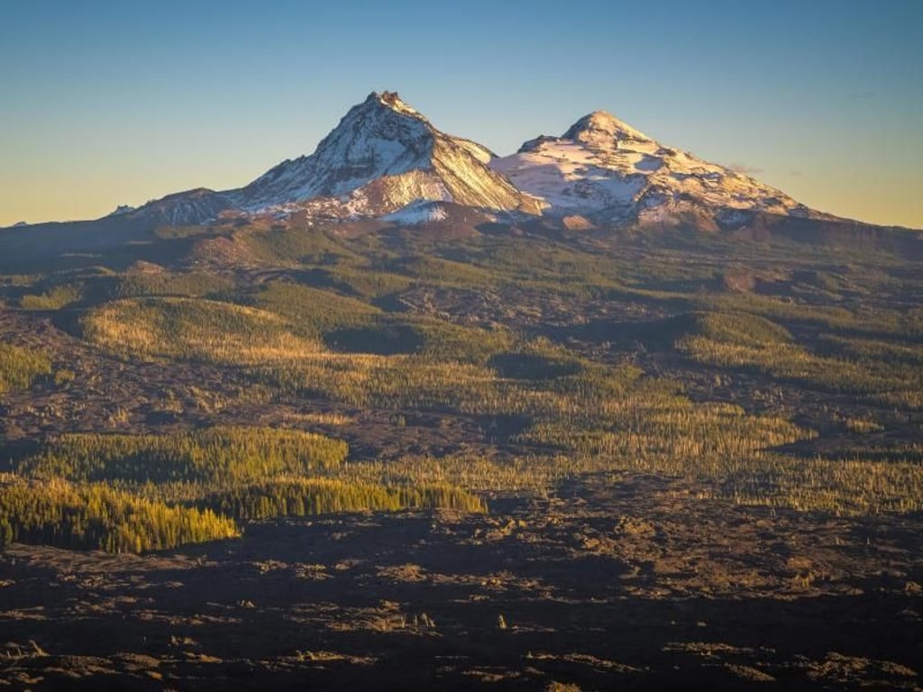 Wildnis soweit das Auge reicht: Middle und North Sister erheben sich über der Mount Washington Wilderness. Foto: James Parsons