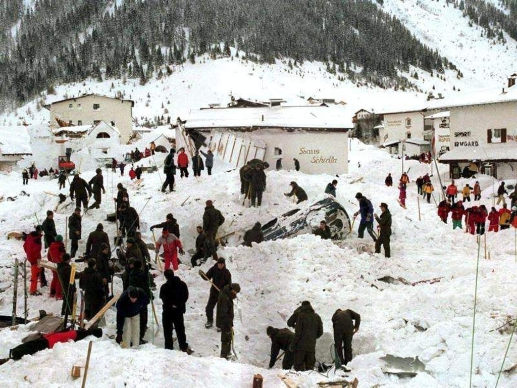 Rettungsmannschaften durchsuchen nach der verheerenden Lawinenkatastrophe in der österreichischen Urlauberhochburg Galtür Trümmer und Schnee nach Verschütteten. Foto: Minich/Archiv