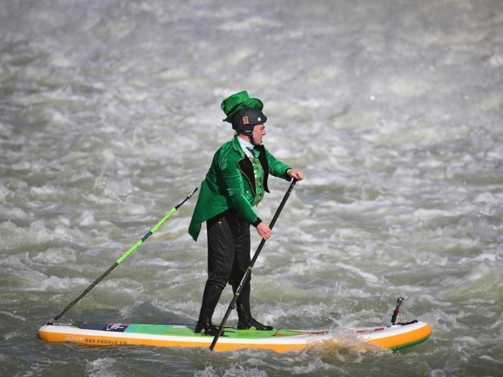 Der Führer einer Stand-up-Paddel-Tour am St. Patrick's Day in Landsberg am Lech. Foto: Karl-Josef Hildenbrand