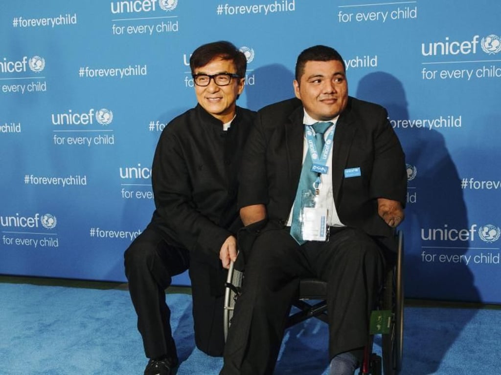 Schauspieler Jackie Chan (l.) mit Juan Carlos Moran Menjivar, dem Opfer einer Landmine. Foto: Alba Vigaray