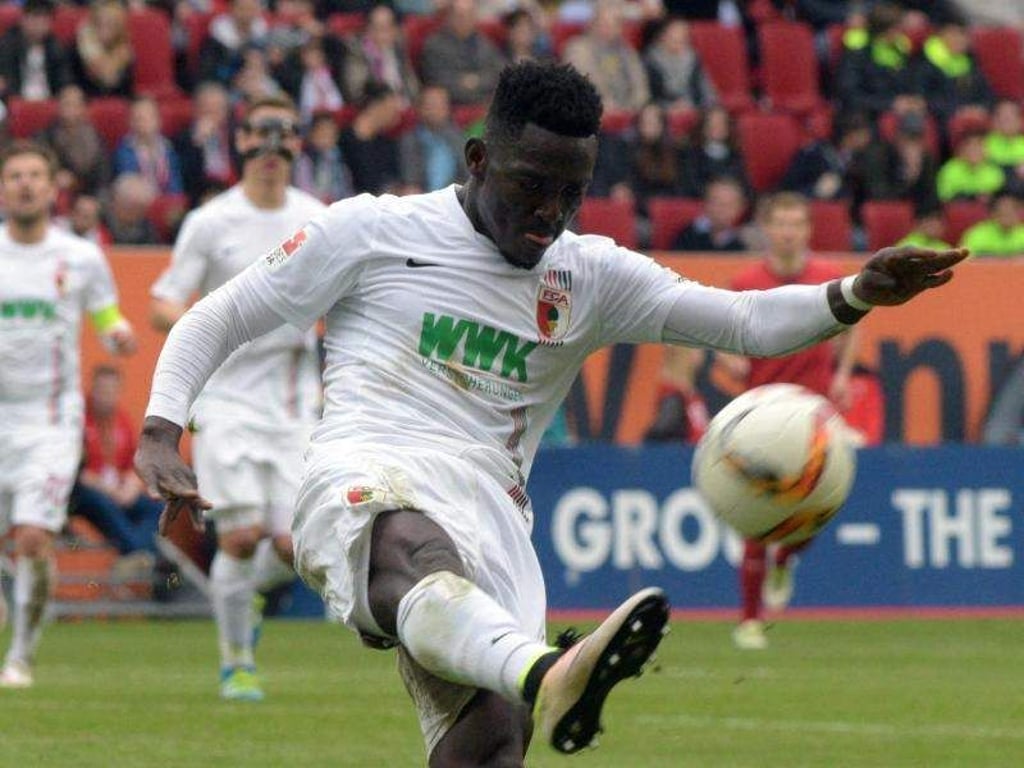 Augsburgs Daniel Opare in Aktion. Foto: Stefan Puchner