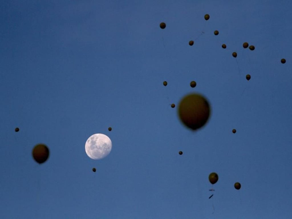 In Santiago de Chile lassen Menschen Ballons mit persönlichen Wünschen für das neue Jahr in den Himmel steigen. Foto: Hans Scott/Agencia Uno