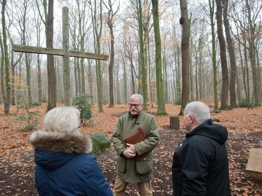 Betriebsleiter Ralf Schickhaus (M) informiert im RuheForst Deister Interessierte über die Möglichkeit der Waldbestattung. In dem Waldgebiet können Menschen nach ihrem Tod bestattet werden. Die Asche des Verstorbenen wird in einer biologisch abbaubaren Urne beigesetzt. Foto: Julian Stratenschulte
