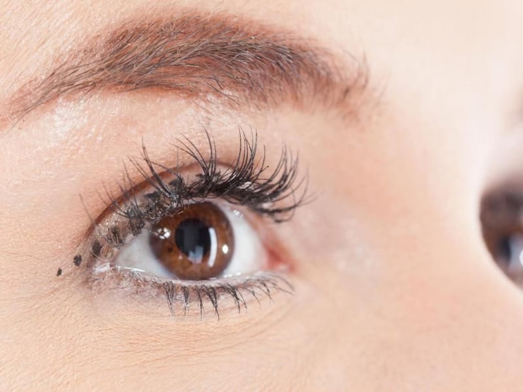 Nicht immer muss der Eyeliner tatsächlich eine Linie zeichnen: Auch Pünktchen können eine tolle Wirkung erzielen. Foto: Christin Klose