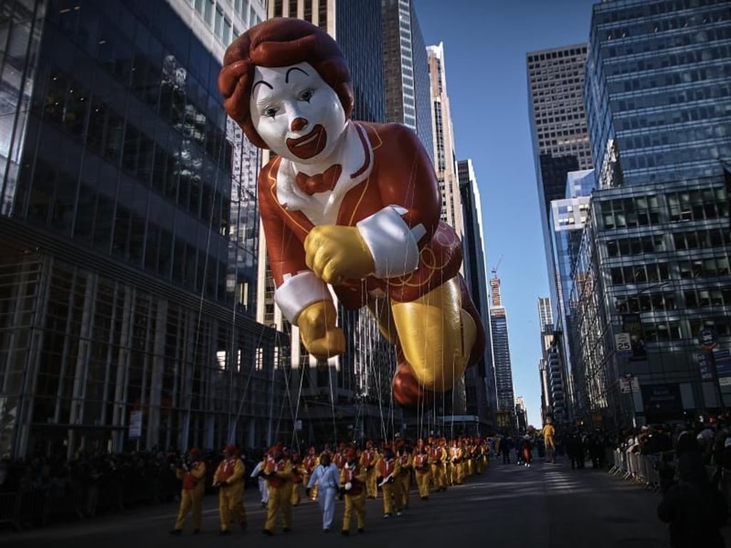 Ronald McDonald gleitet durch die Häuserschluchten. Foto: Andres Kudacki/AP