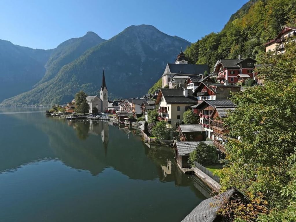 Rund ums Salz dreht sich alles auf dem deutsch-österreichischen Salzalpensteig - unter anderem am Hallstätter See. Foto: Viorel Munteanu