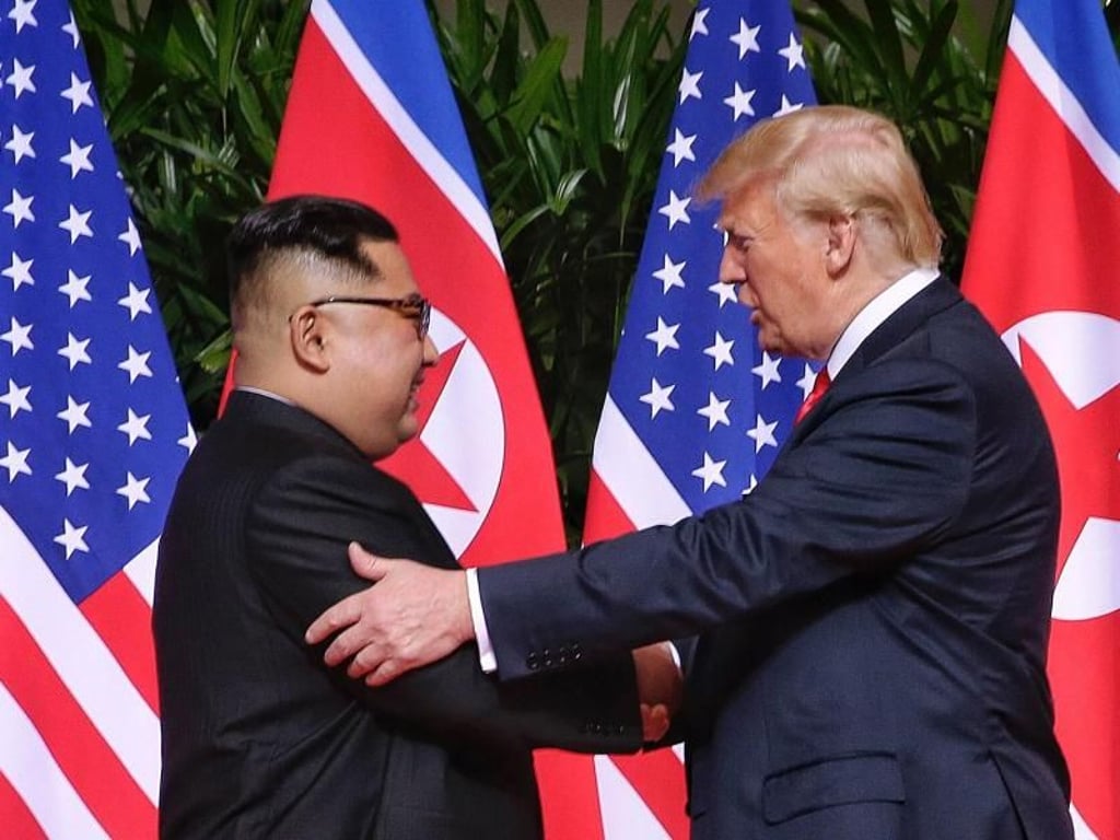 Historisches Treffen: US-Präsident Donald Trump und der Machthaber von Nordkorea, Kim Jong Un, geben sich die Hand. Foto: Kevin Lim/The Straits Times/BERNAMA