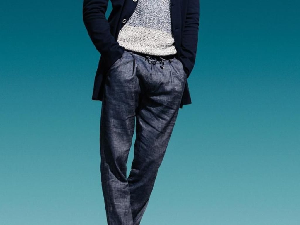 Legere Jogpants gehören zu den Trends in der Männermode. Cinque kombiniert die lässige Hose mit einem Strickpullover und schickem Mantel (Mantel ca. 280 Euro, Strickpulli ca. 100 Euro, Hose ca. 130 Euro). Foto: Cinque