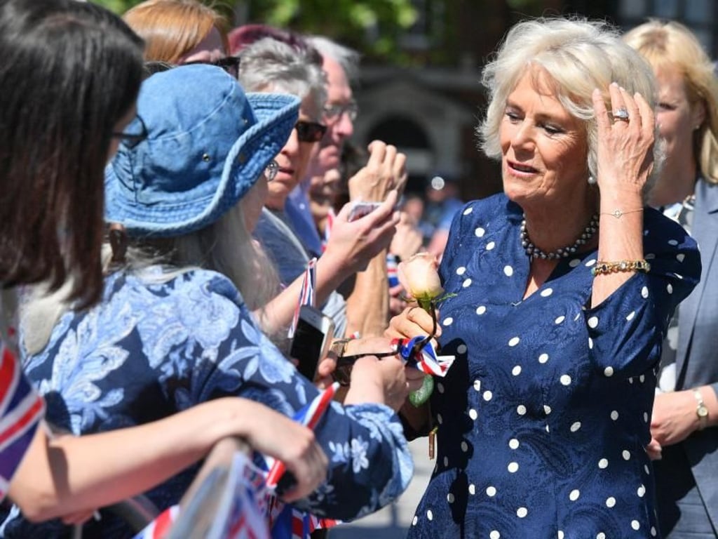 Die britische Herzogin Camilla (r.) begrüßt Bürger bei ihrem Besuch der britischen Stadt Salisbury. Foto: