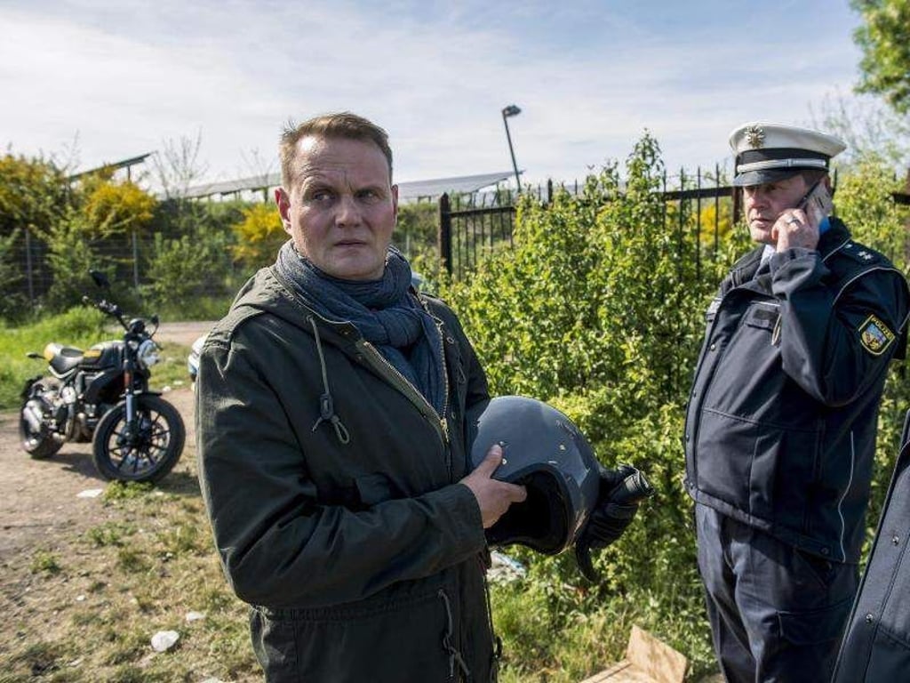 Kriminalhauptkommissar Jens Stellbrink (Devid Striesow) mit Polizeikollegen bei der Fahndungsabsprache. Foto: Manuela Meyer/SR