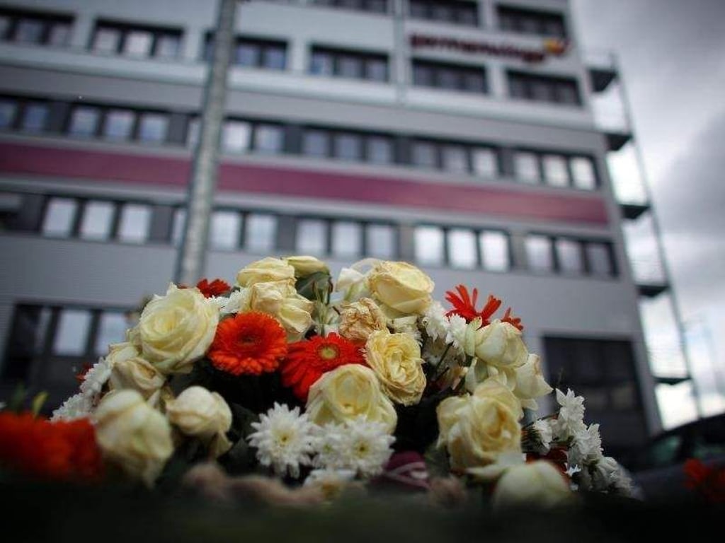 Blumen vor der Zentrale der Fluggesellschaft Germanwings. Beim Absturz von Flug 4U 9525 kamen 150 Menschen ums Leben. Foto: Oliver Berg