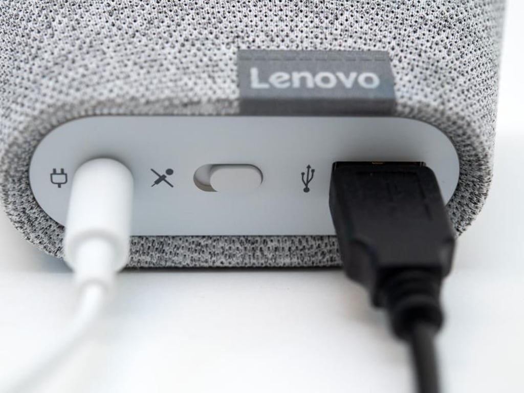 Auf der Rückseite der Lenovo Smart Clock gibt es noch einen USB-Anschluss zum Aufladen von Smartphones und anderen Geräten. Foto: Andrea Warnecke/dpa-tmn