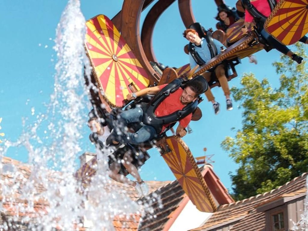 Der Schneider von Ulm stand bei der neuesten Attraktion im Erlebnispark Tripsdrill Pate. Zum Fahrgeschäft «Höhenflug» gibt es jetzt einen eigenen Themenbereich. Foto: Erlebnispark Tripsdrill