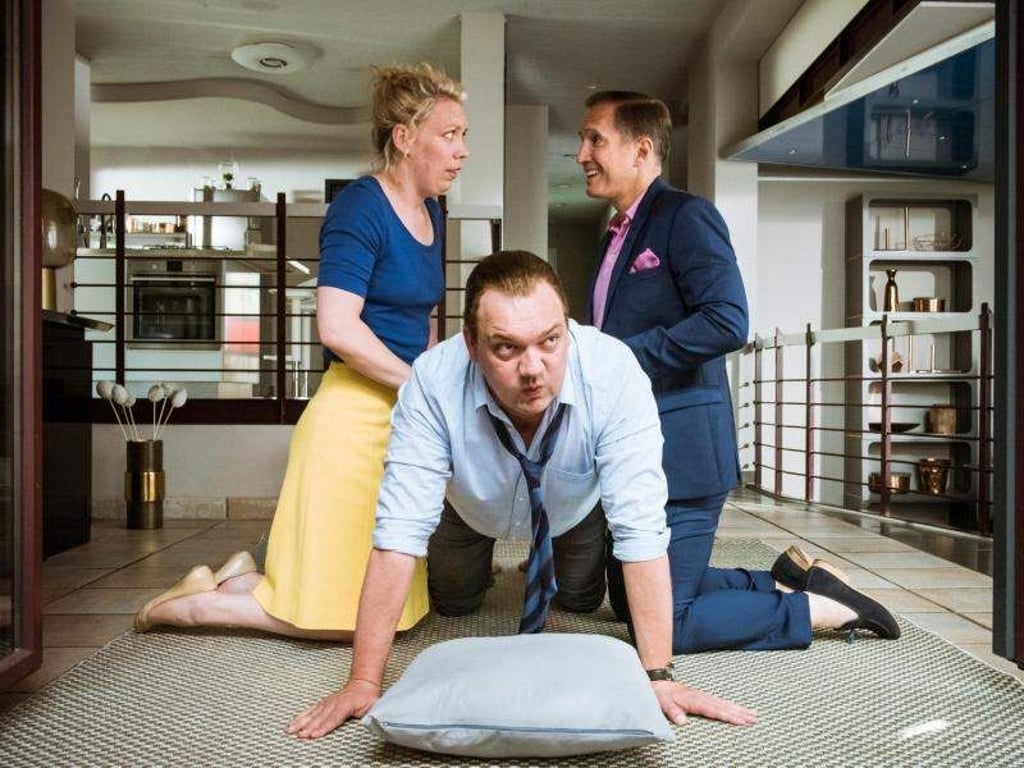 Der Film mit Lina Beckmann (l-r) als Luisa/Ann/Steffi, Charly Hübner als Richard und Benno Fürmann als Leopold ist gespickt mit skurriler Situationskomik. Foto: Svenja von Schultzendorff/COIN FILM/Farbfilm Verleih