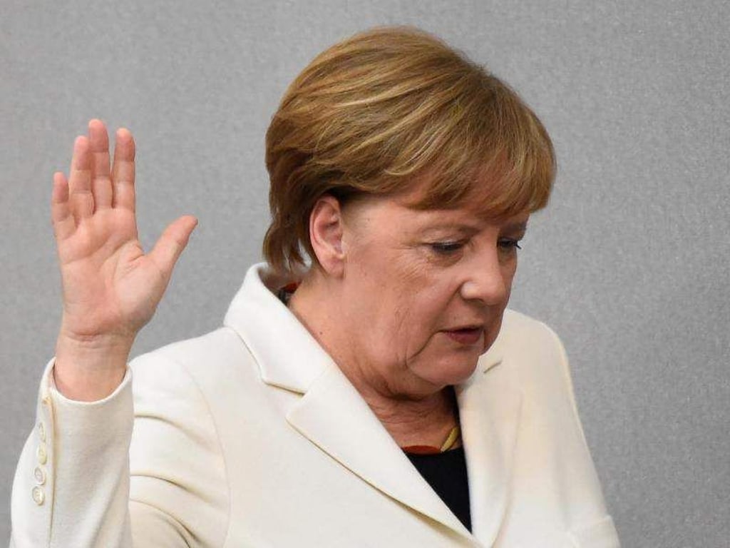 Bundeskanzlerin Angela Merkel legt ihren Amtseid vor Bundestagspräsident Schäuble ab. Foto: Gregor Fischer