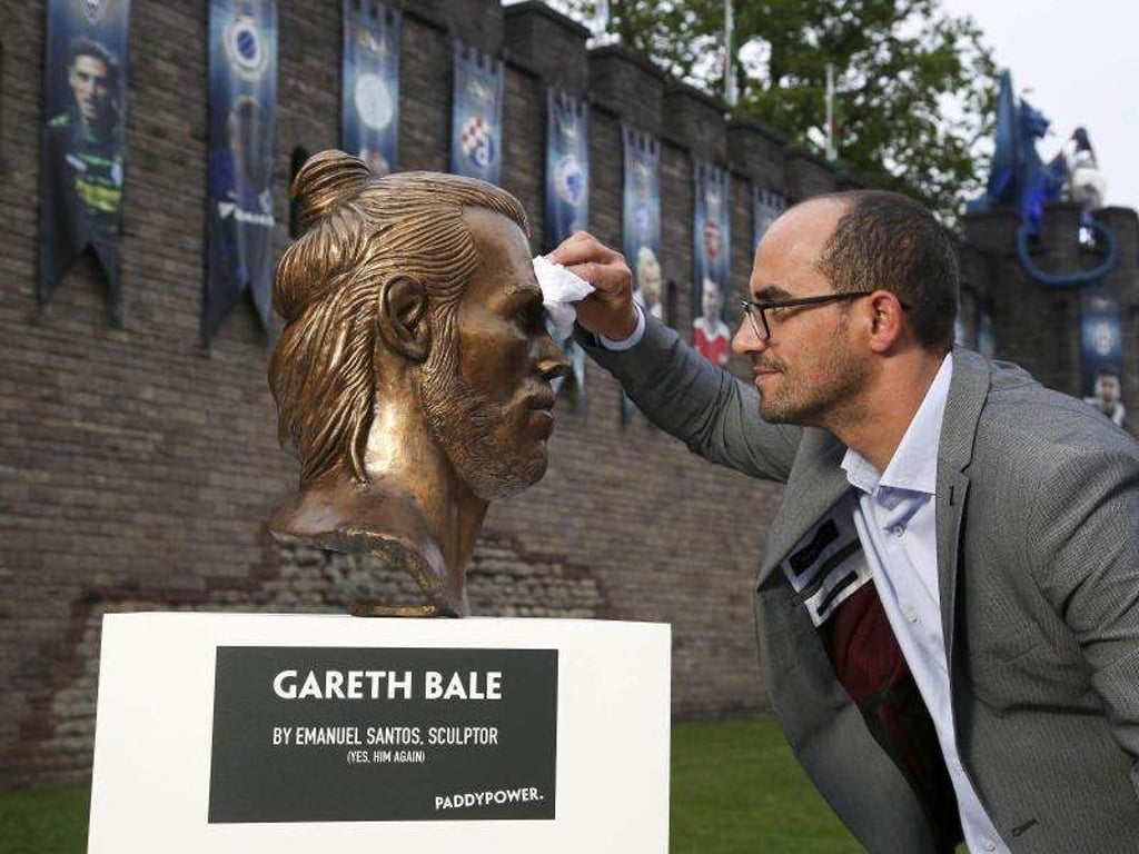 Emanuel Santos putzt die Büste von Gareth Bale. Foto: Geoff Caddick
