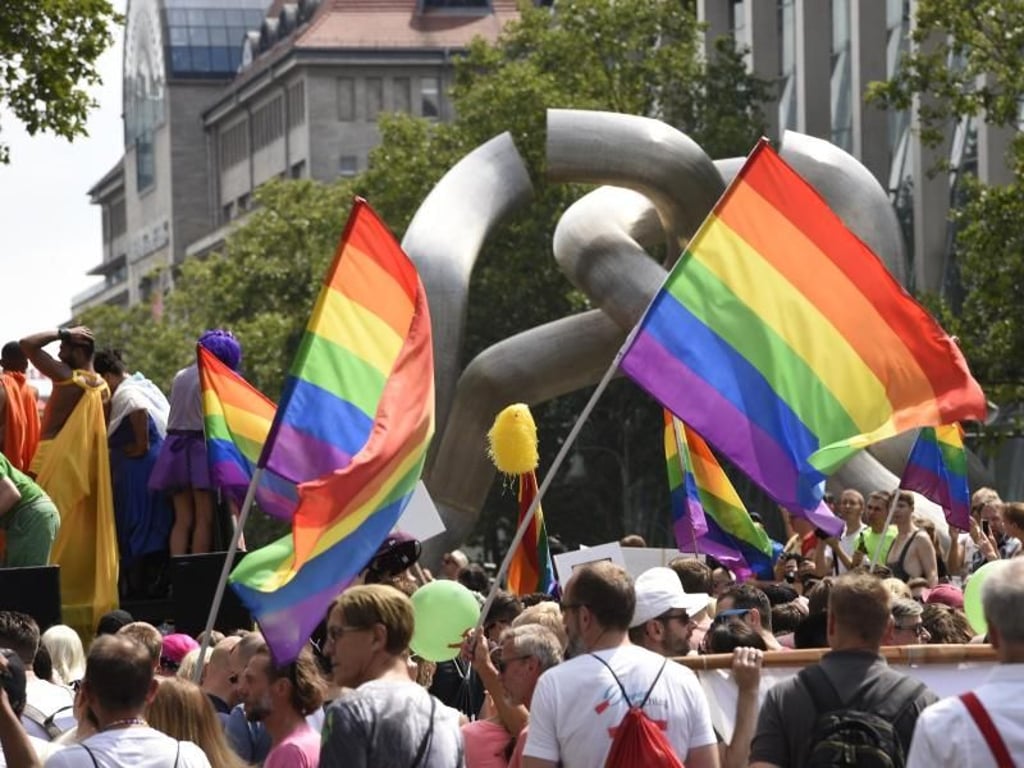 Von großem Polizeiaufgebot begleitet, hat der CSD begonnen. Foto: Rainer Jensen