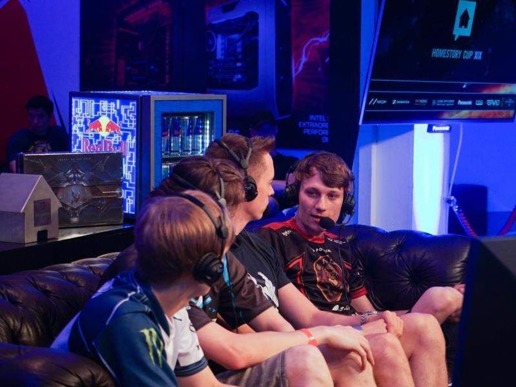 Der amtierende StarCraft-2-Weltmeister Joona «Serral» Sootala (r) aus Finnland auf der Caster-Couch des «Homestory Cup». Foto: Benedikt Wenck