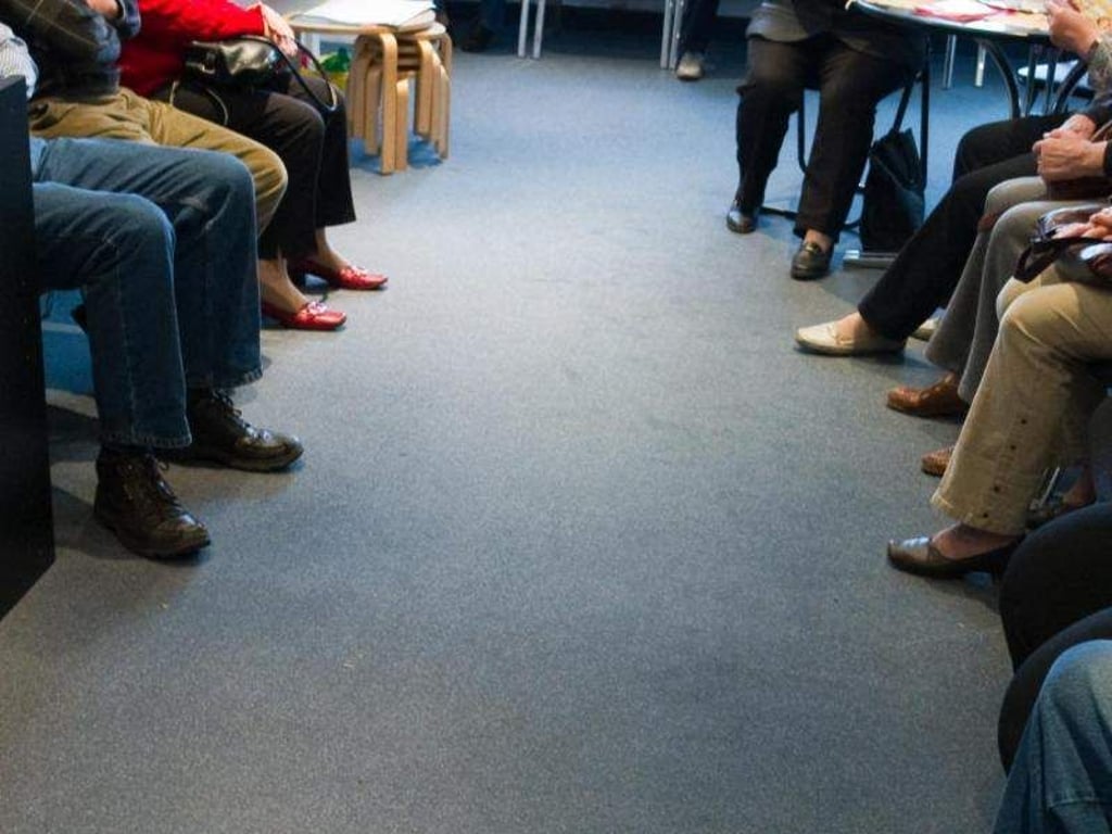 Patienten sitzen in einem Wartezimmer einer Arztpraxis. Foto: Patrick Pleul