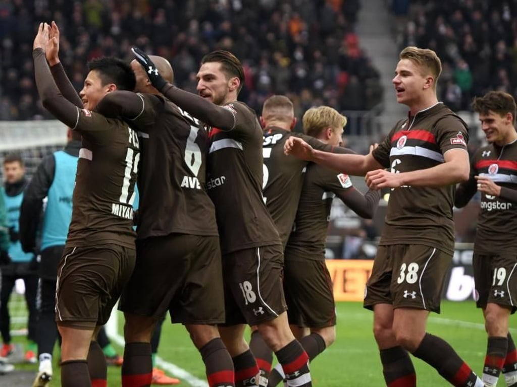 Hamburgs Spieler jubeln nach Ryo Miyaichis (l) Treffer zum 2:0. Foto: Daniel Bockwoldt