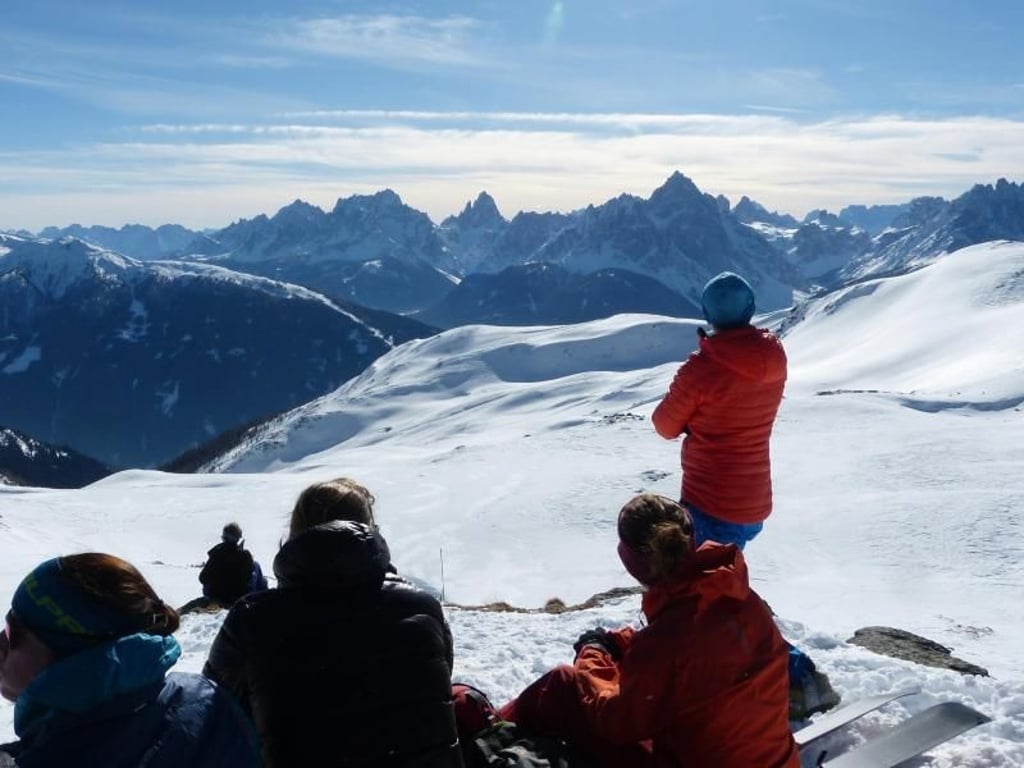 Beeindruckendes Winterpanorama: Blick vom Marchkinkele in die Dolomiten. Foto: Florian Sanktjohanser