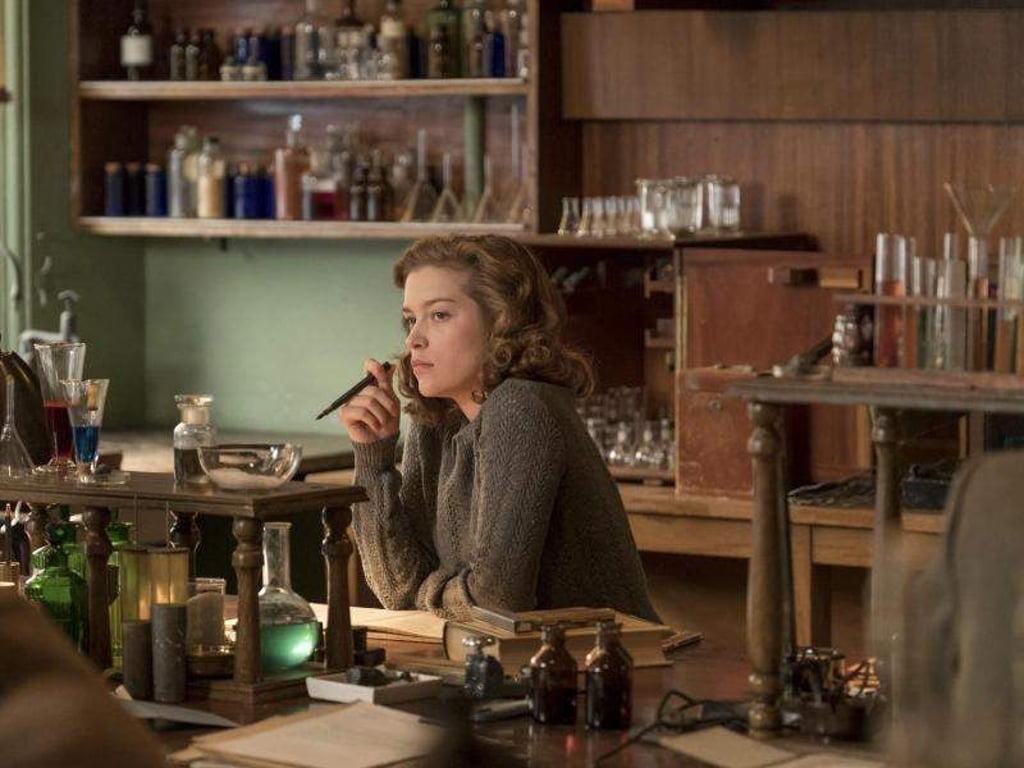 Plötzlich steht der Geheimdienst MI5 vor Joans (Sophie Cookson) Tür. Foto: Entertainment One Germany