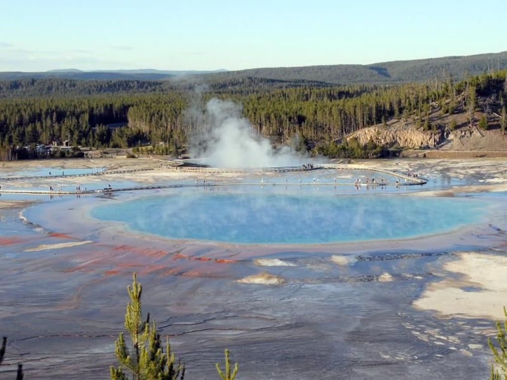 Aus der Grand Prismatic Spring in Yellowstone sprudeln pro Minute riesige Mengen Wasser. Foto: Christian Röwekamp