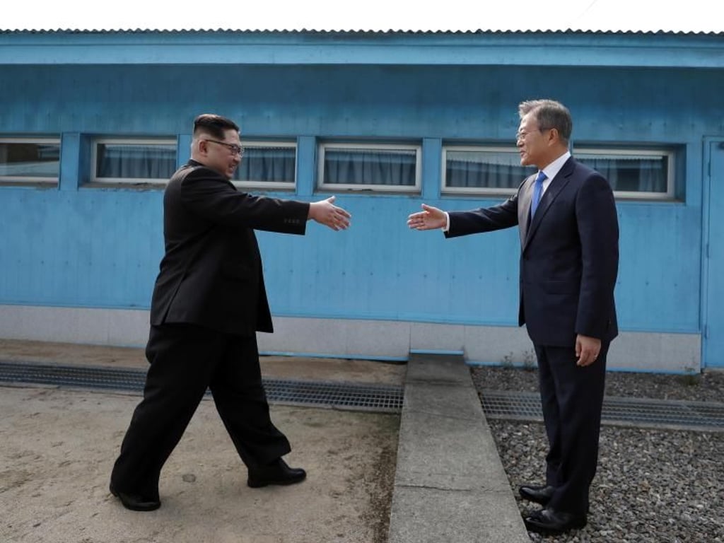 Tauwetter zwischen Nord- und Südkorea: Machthaber Kim Jong Un (l.) und der südkoreanische Präsident Moon Jae In vor acht Monaten bei ihrem historischen Treffen an der Grenze. Foto: Korea Summit Press Pool