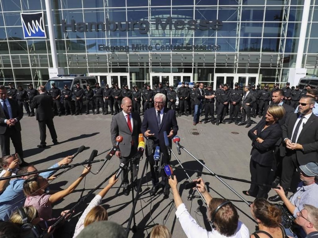 Bundespräsident Frank-Walter Steinmeier und Hamburgs Erster Bürgermeister Olaf Scholz geben ein Statement ab. Foto: Christian Charisius