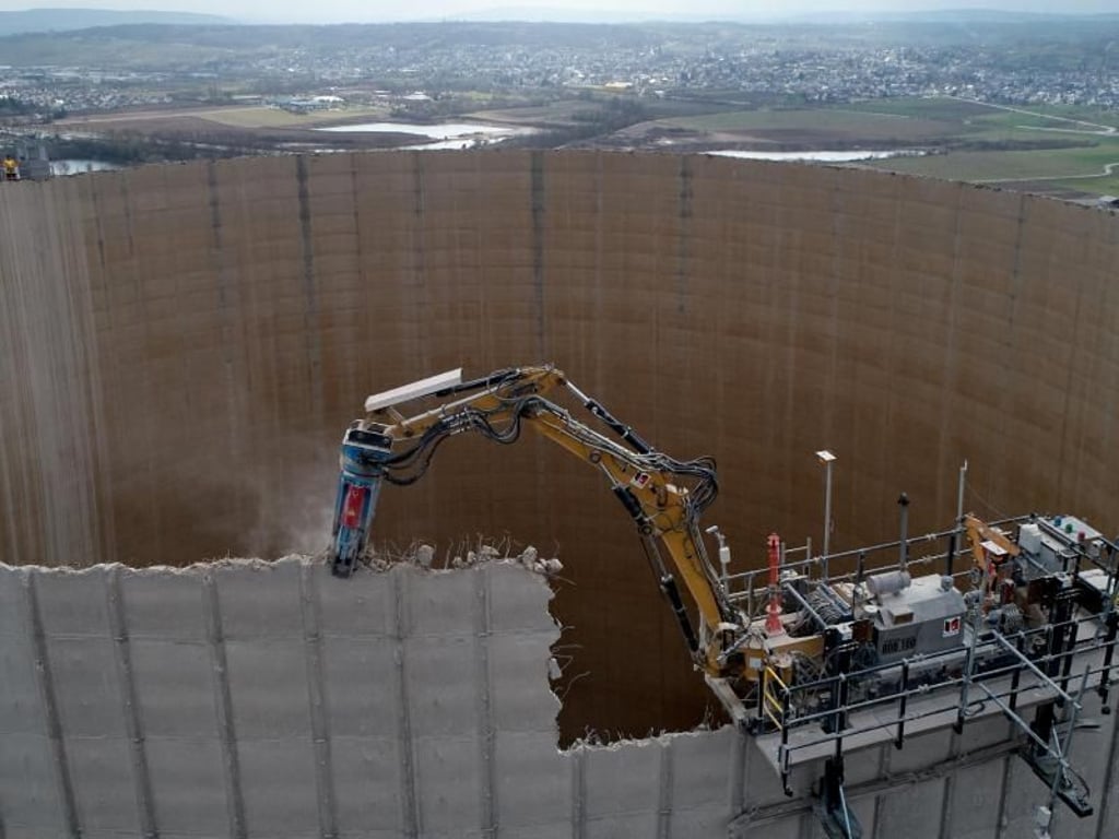 Der einst 162 Meter hohe Kühlturm wurde mit Hilfe einer ferngesteuerten Spezialmaschine bereits um rund 50 Meter verkleinert. Foto: Thomas Frey