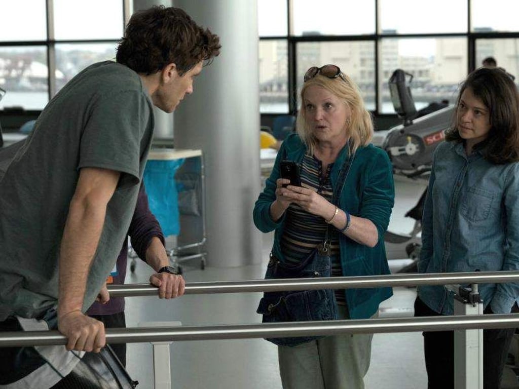 Jeff Bauman (Jake Gyllenhaal) kämpft sich, unterstützt von seiner Mutter (Miranda Richardson) und seiner Ex-Freundin Erin (Tatiana Maslany), zurück ins Leben. Foto: Scott Garfield/Studiocanal GmbH