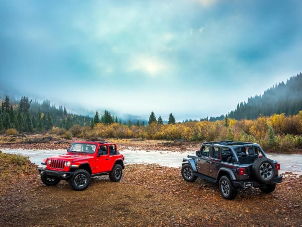 Neuauflage im klassischen Look: Jeep bringt seinen neuen Wrangler in mehreren Varianten, so als «Rubicon» und als «Sahara» (rechts). Foto: Jeep/dpa