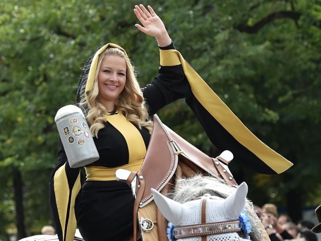 Das Münchner Kindl Viktoria Ostler reitet beim Einzug der Festwirte mit. Foto: Angelika Warmuth