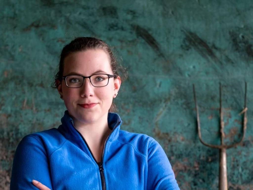 Manchmal stören sie die Vorurteile, die Menschen gegenüber Landwirten haben: Nina Langreder versucht dann, Aufklärungsarbeit zu leisten. Foto: Peter Steffen/dpa-tmn