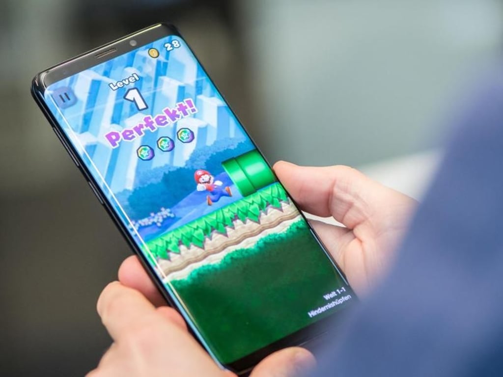 Der Bildschirm des Galaxy S9 erweckt den Eindruck, über seine Ränder ins Nirgendwo zu fließen. Das sieht besonders bei Spielen gut aus. Foto: Franziska Gabbert