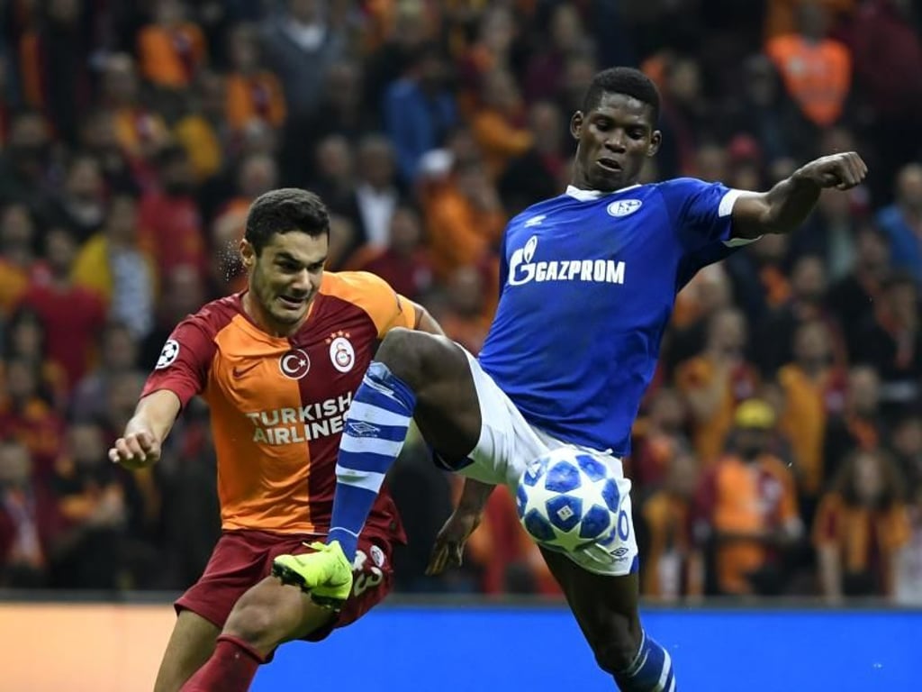 Kabak (l) war für Galatasaray gegen Schalke in der Champions League im Einsatz. Foto: Ina Fassbender