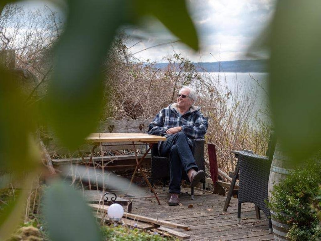 Hanns Christian Müller vor seinem Haus am Ufer des Ammersees. Foto: Peter Kneffel