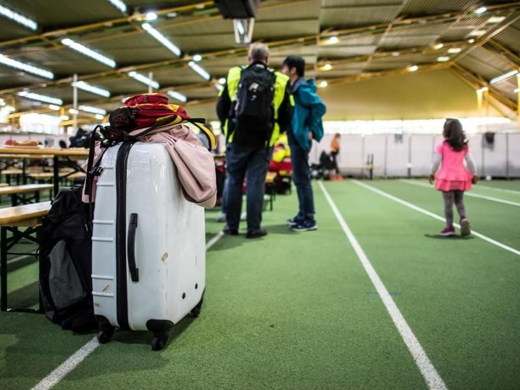 Von der Leichtathletik-Halle zur Notunterkunft: Etwa 120 Bewohner des Dortmunder Hochhauskomplexes kamen hier unter. Foto: Guido Kirchner