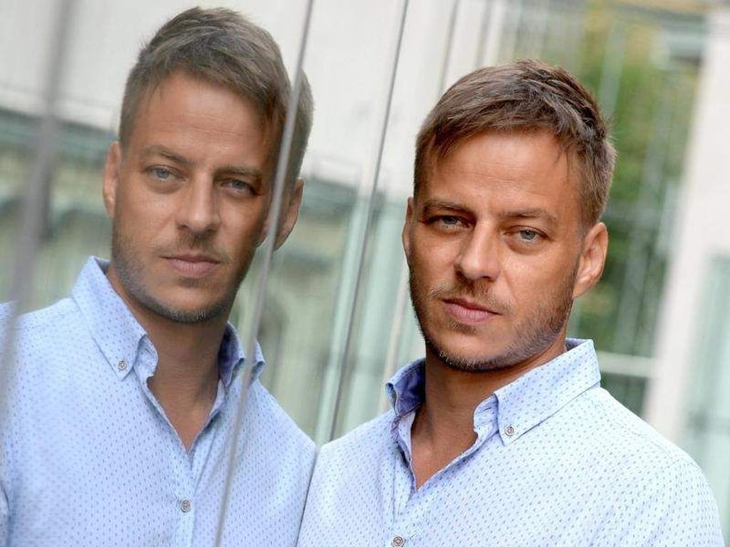Der Schauspieler Tom Wlaschiha geht gerne im Elbsandsteingebirge wandern. Foto: Britta Pedersen/dpa-Zentralbild
